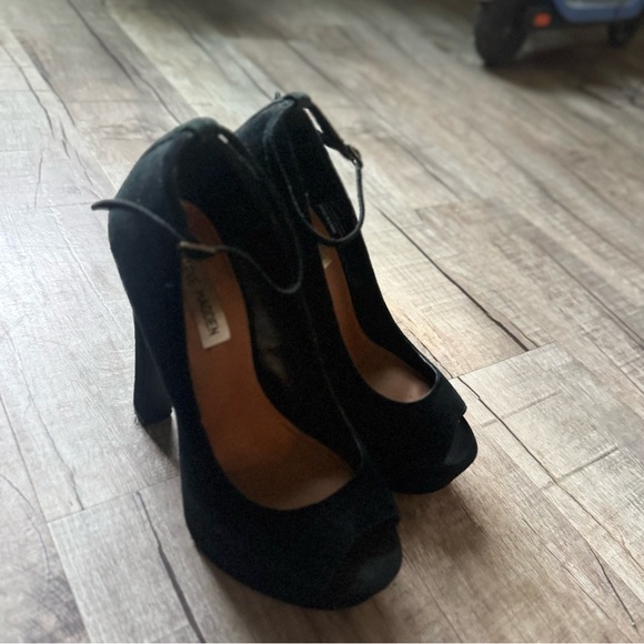 Elegant Black Peep-Toe Heels - Picture 2 of 15